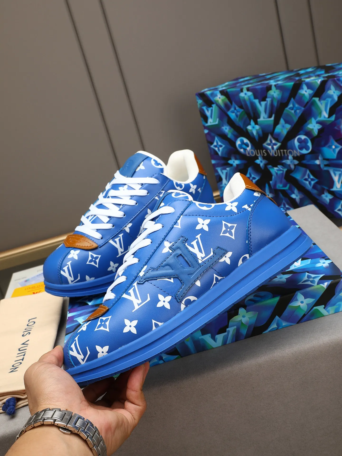 Men's Men's Shoes 💰500 LV Louis Vuitton L Jialu Brand Runner Tatic Series Thick-soled Casual Sports Shoes Running Shoes Original purchase, development, production This LV Runner Tatic sports shoe combines technical materials such as mesh fabric and ribbons to interpret the inspiration of traditional mountaineering shoes. LV letters are written on one side, the lariat buckle of the quick lacing system is embellished with Monogram flowers and Louis Vuitton logos, and the light and wear-resistant rubber outsole completes the whole. ▪️Fabric: Original imported cowhide + mesh ▪️Inner lining: Original customized breathable mesh ▪️Sole: Original open-molded anti-slip rubber combination material ▪️Size: Men's 40-44 (45 46 customized)